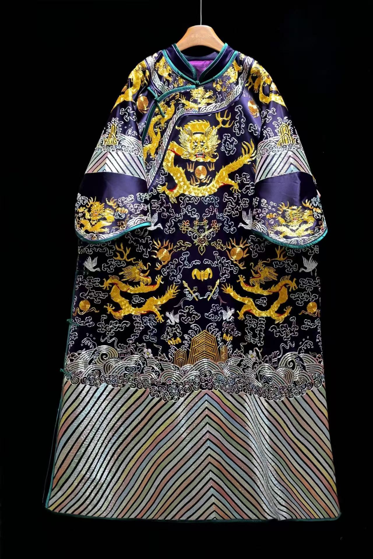 盤金盤銀繡重工新中式龍袍 | Gold and Silver Couching Embroidered Garment - Image 3