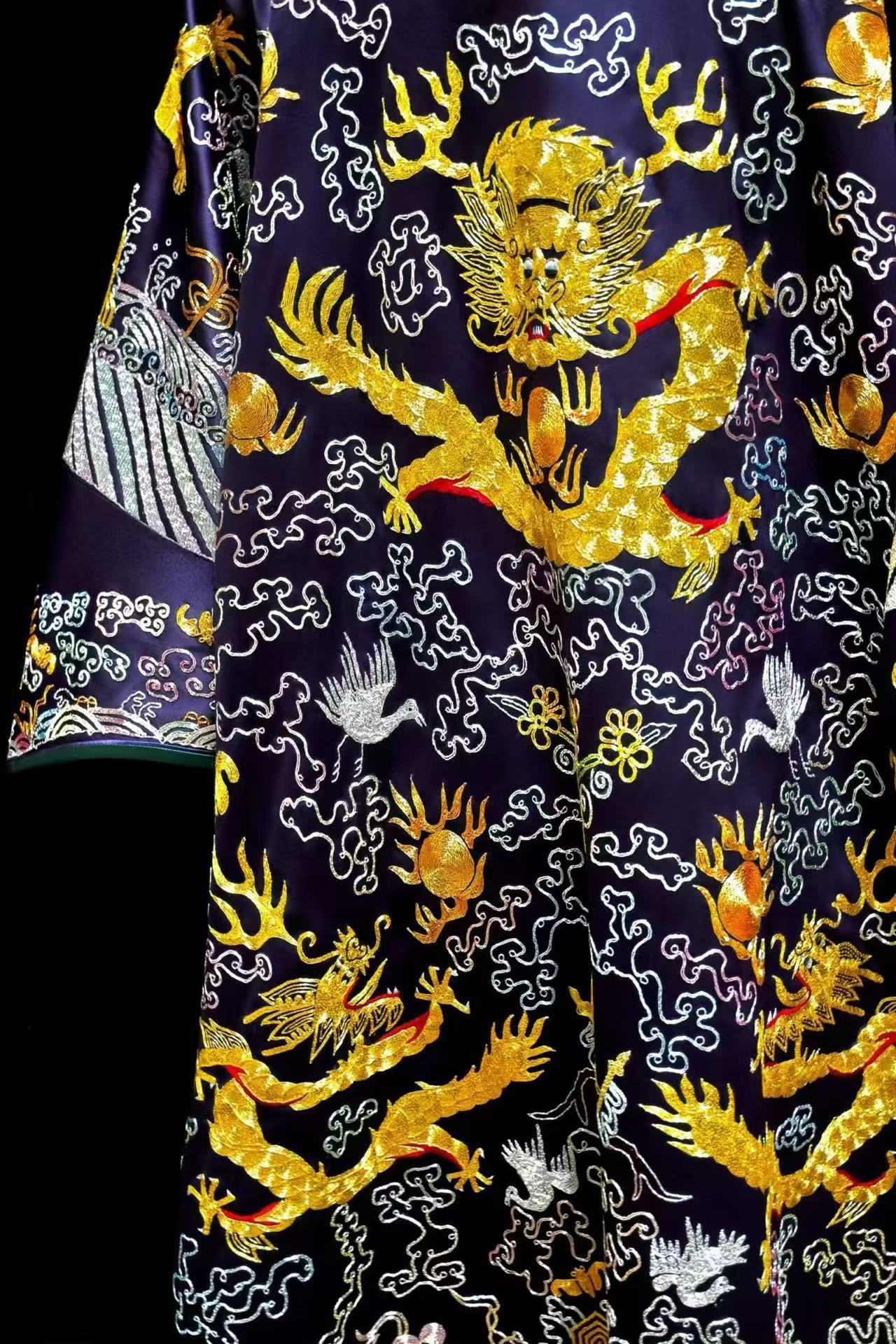 盤金盤銀繡重工新中式龍袍 | Gold and Silver Couching Embroidered Garment - Image 5
