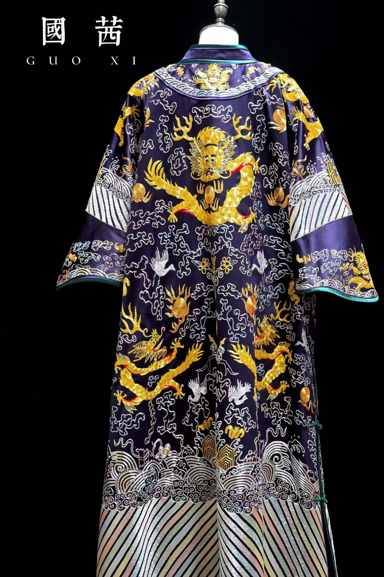 盤金盤銀繡重工新中式龍袍 | Gold and Silver Couching Embroidered Garment - Image 4
