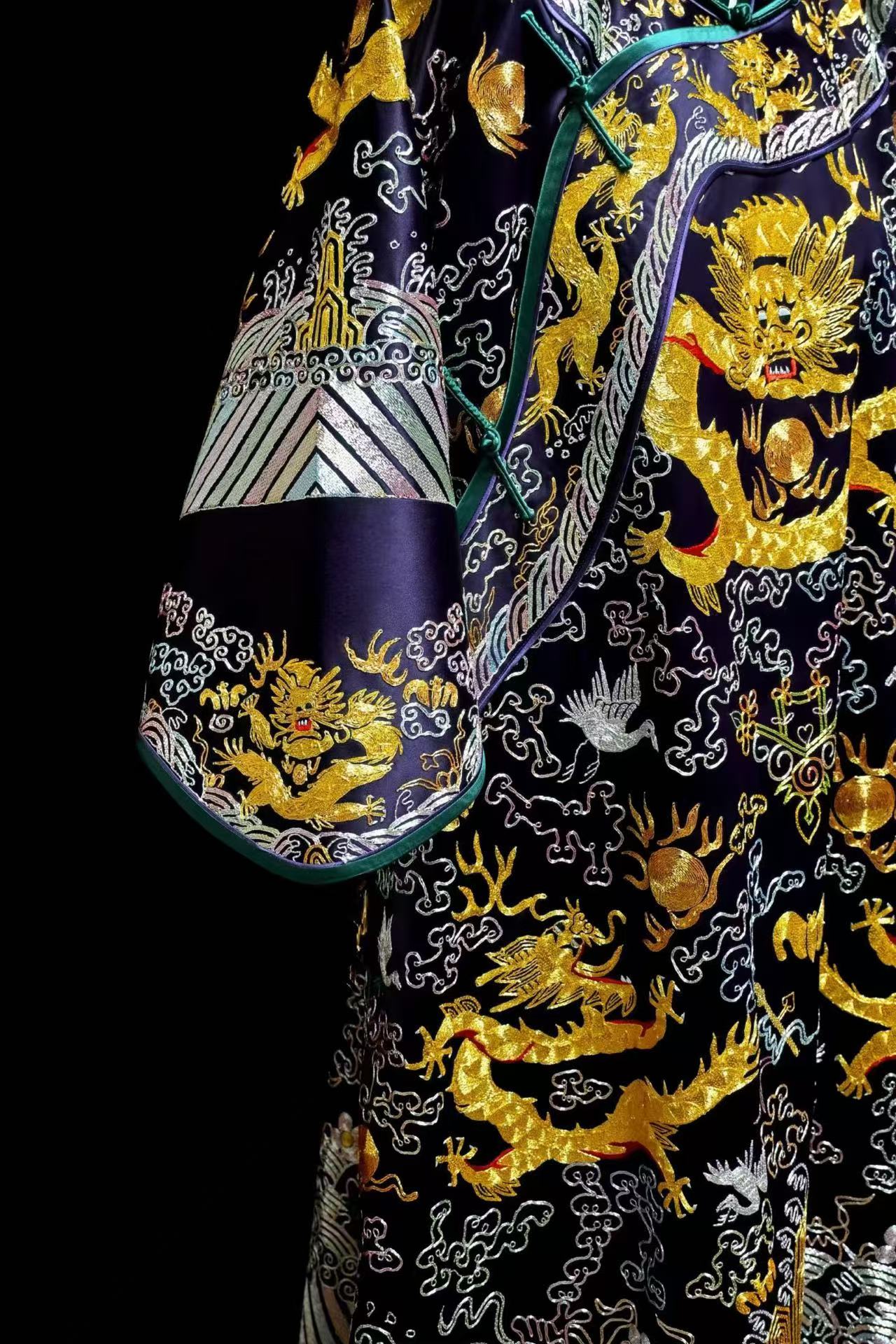 盤金盤銀繡重工新中式龍袍 | Gold and Silver Couching Embroidered Garment - Image 6
