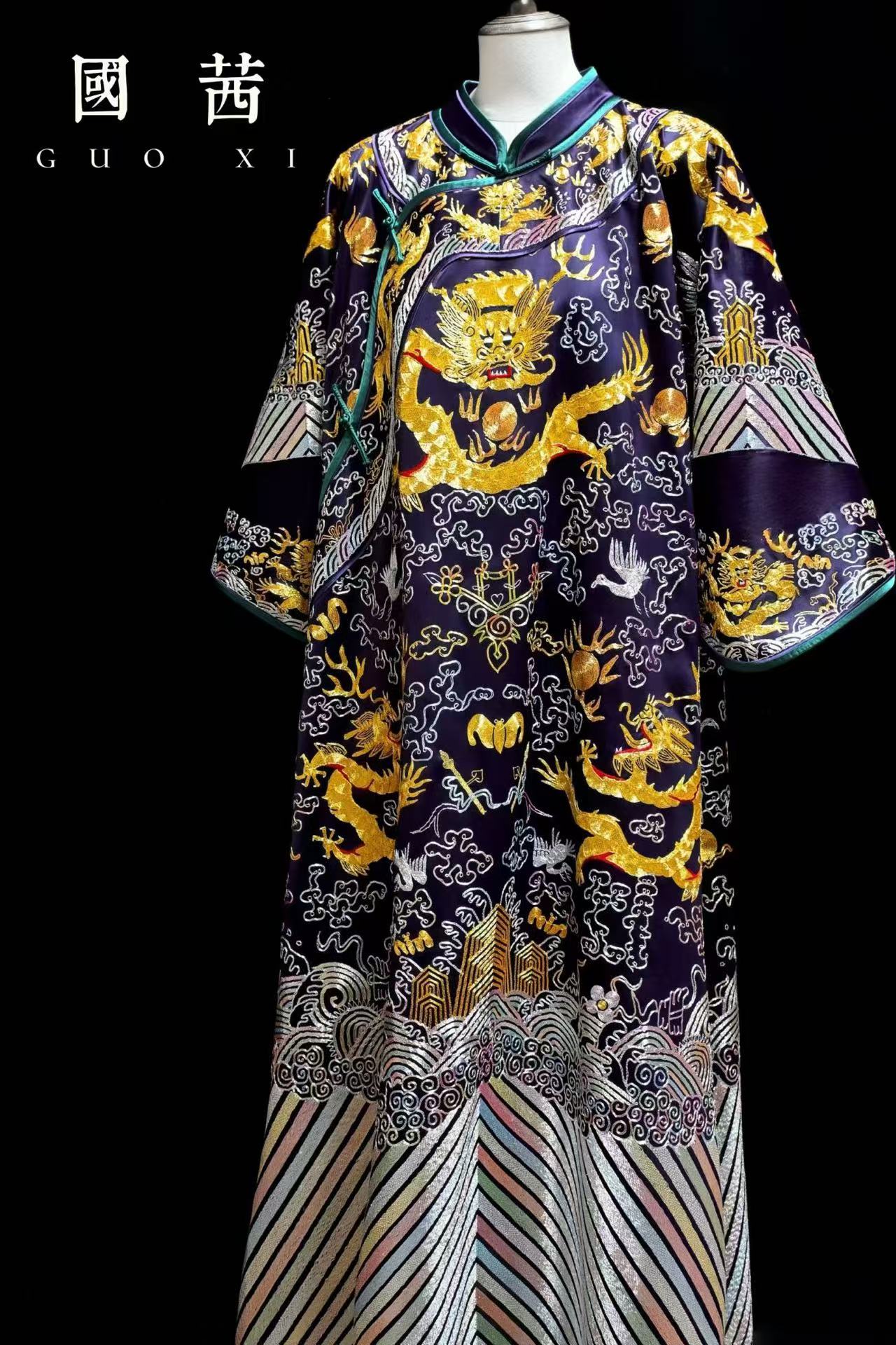 盤金盤銀繡重工新中式龍袍 | Gold and Silver Couching Embroidered Garment - Image 7
