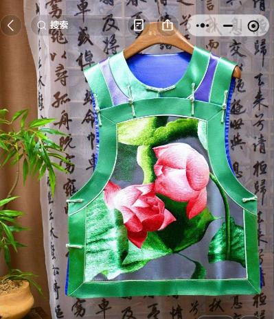蓝底手绣荷花绿边马甲
