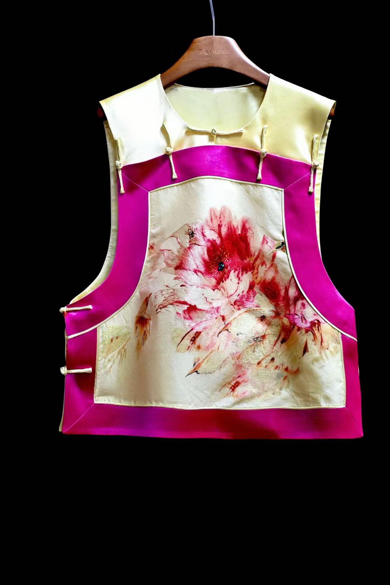 奶黃牡丹花粉邊馬甲 | Cream Yellow Peony Hand-Embroidered Vest