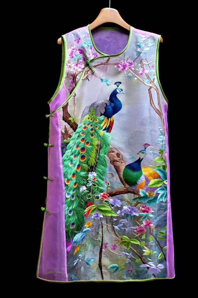 粉色透纱手绣彩色孔雀花罩衫