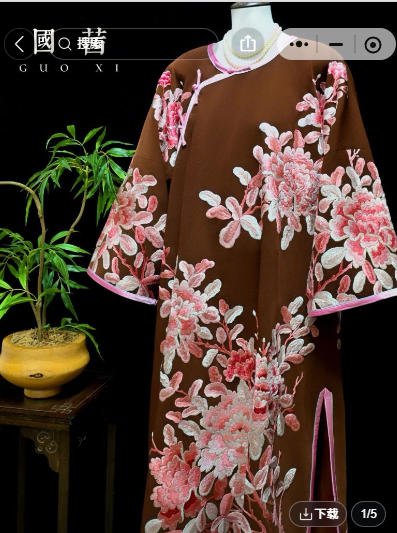 綠色手繡牡丹花長袍馬 | Green Hand-Embroidered Peony Robe