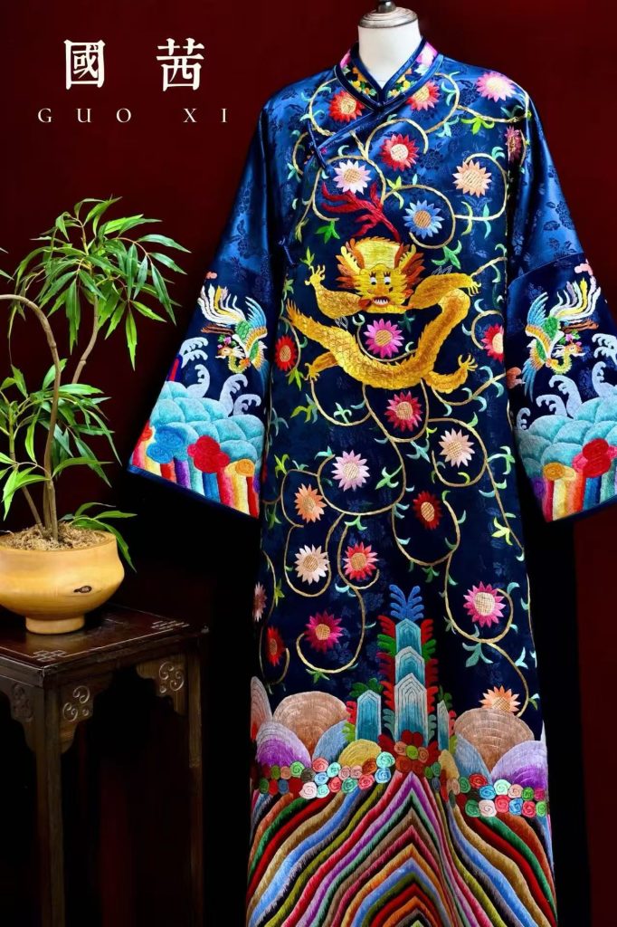 群青暗纹手绣彩色花金龙长袍