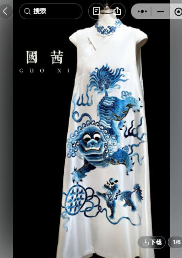 白色软缎手绣蓝色狮子无袖连衣裙