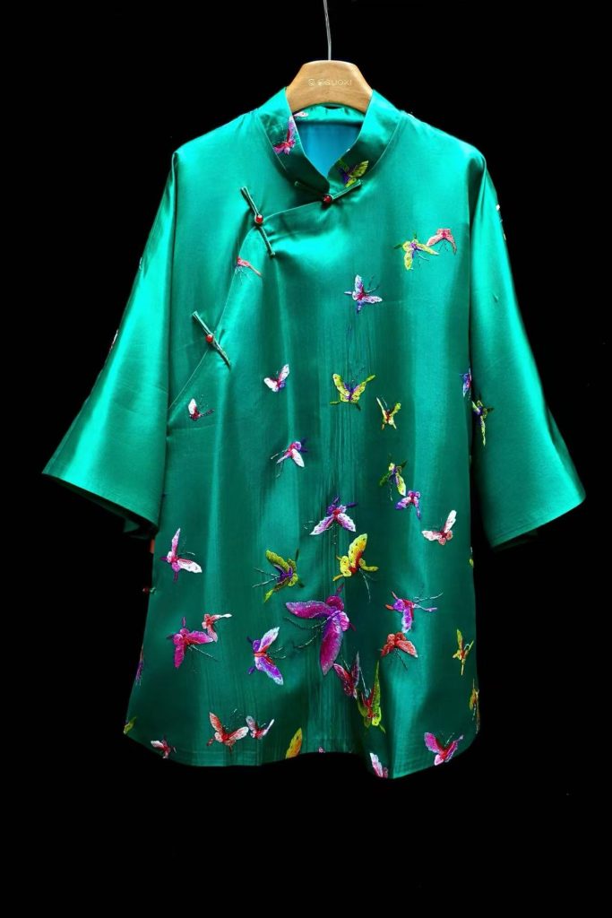 绿色软缎彩色蝴蝶太太服