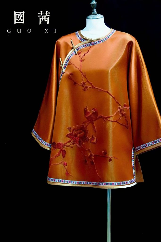 橘色暗纹墨绣鸟花太太服