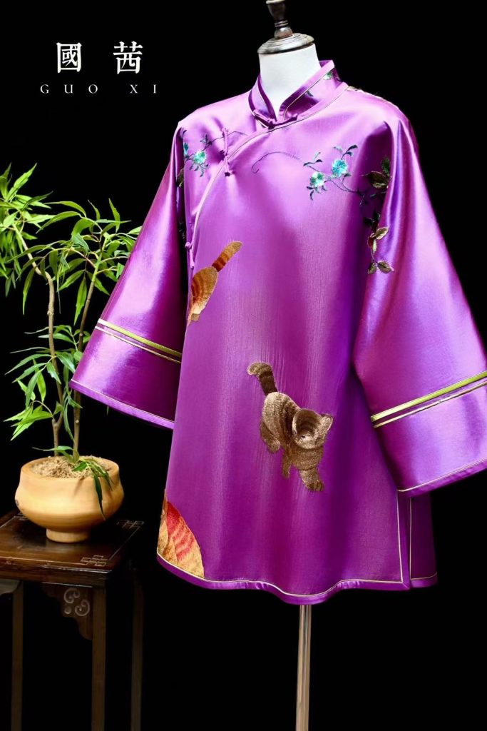 紫色软缎手绣猫猫花太太服