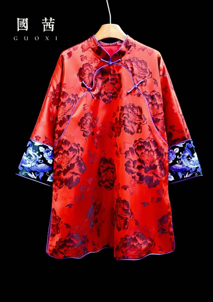 软缎红色牡丹花太太服