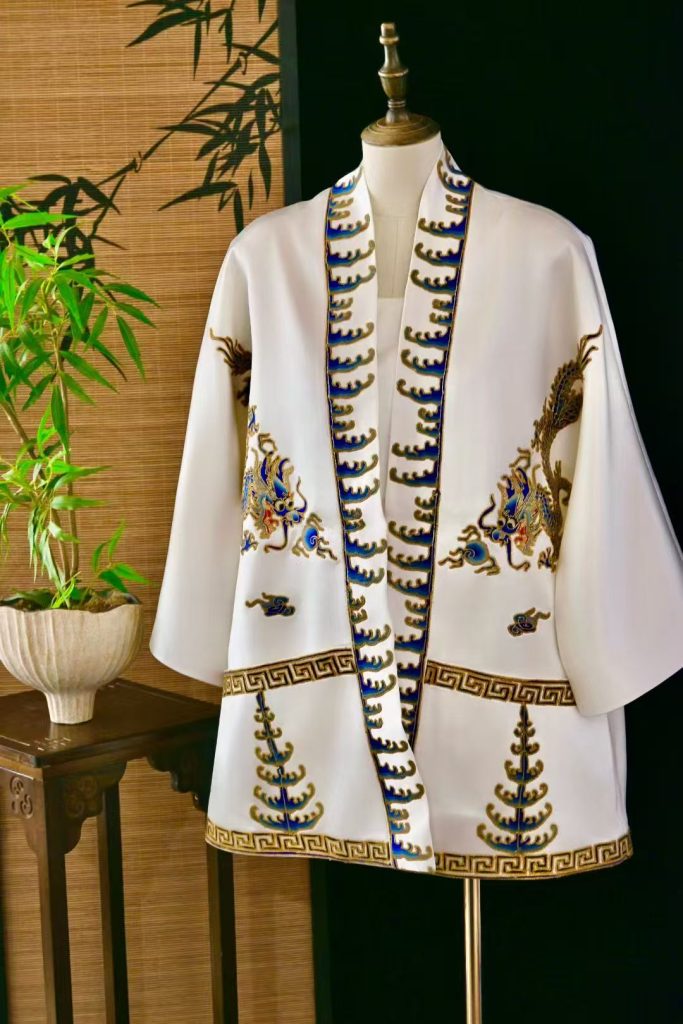 白色软缎手绣金丝龙纹中式花边汉服外套