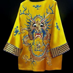 白色暗紋軟緞手繡龍紋外套 | White Soft Satin Hand-Embroidered Dragon Motif Jacket