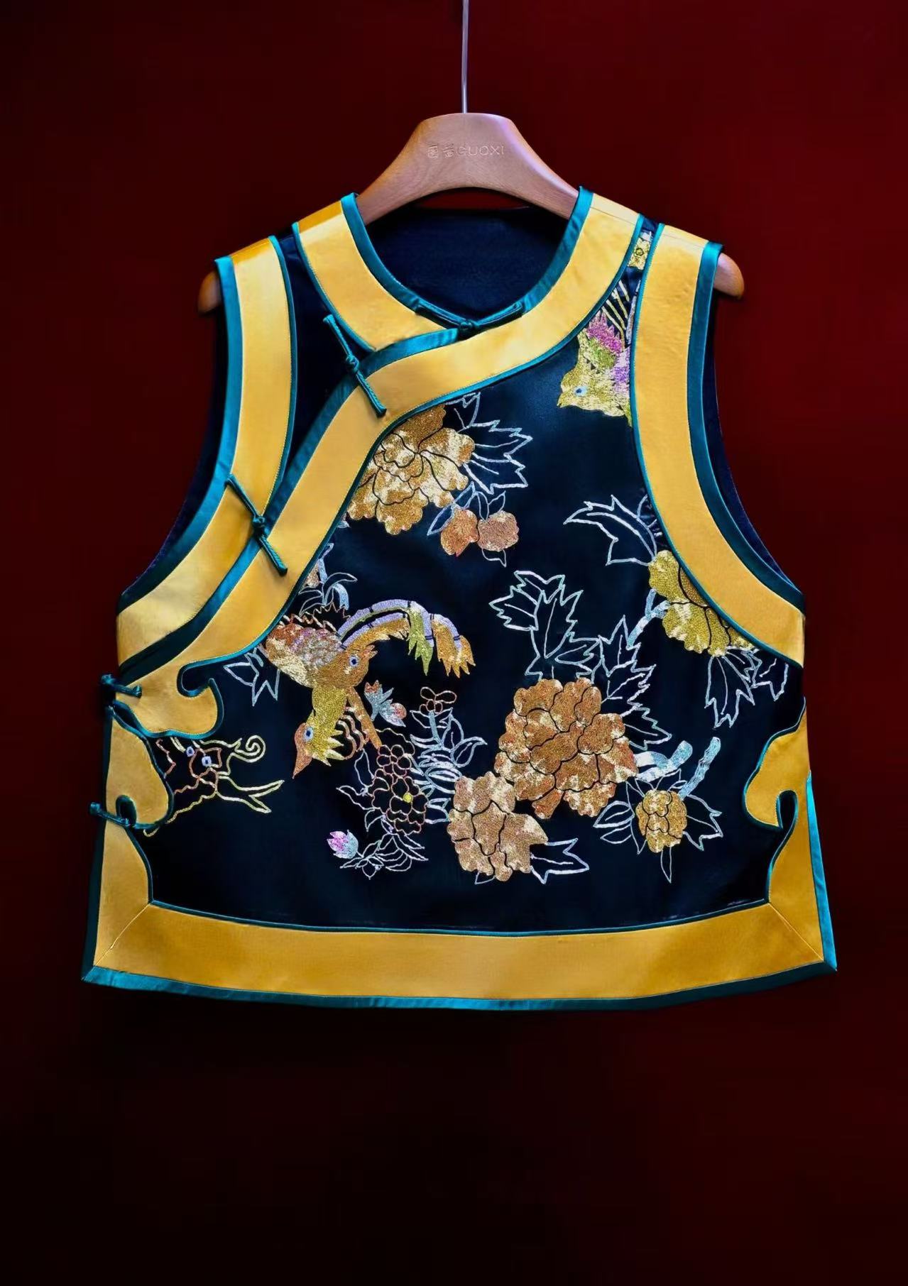 黑色黃邊手繡金色牡丹花馬甲 | Black Gold Hand-Embroidered Peony Vest