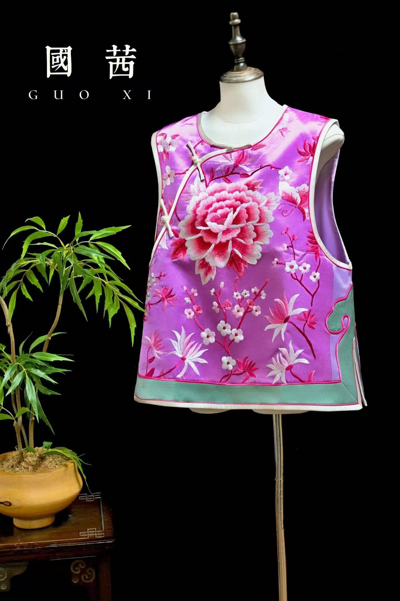 粉色手繡粉色白漸變牡丹花馬甲 | Pink Hand-Embroidered Peony Vest