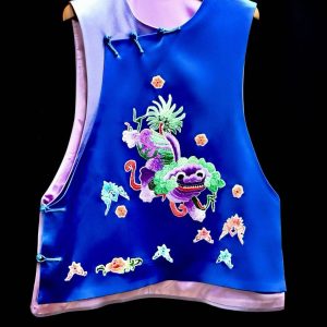 藍粉拼接手繡彩色獅子馬甲 | Blue Pink Hand-Embroidered Lion Vest