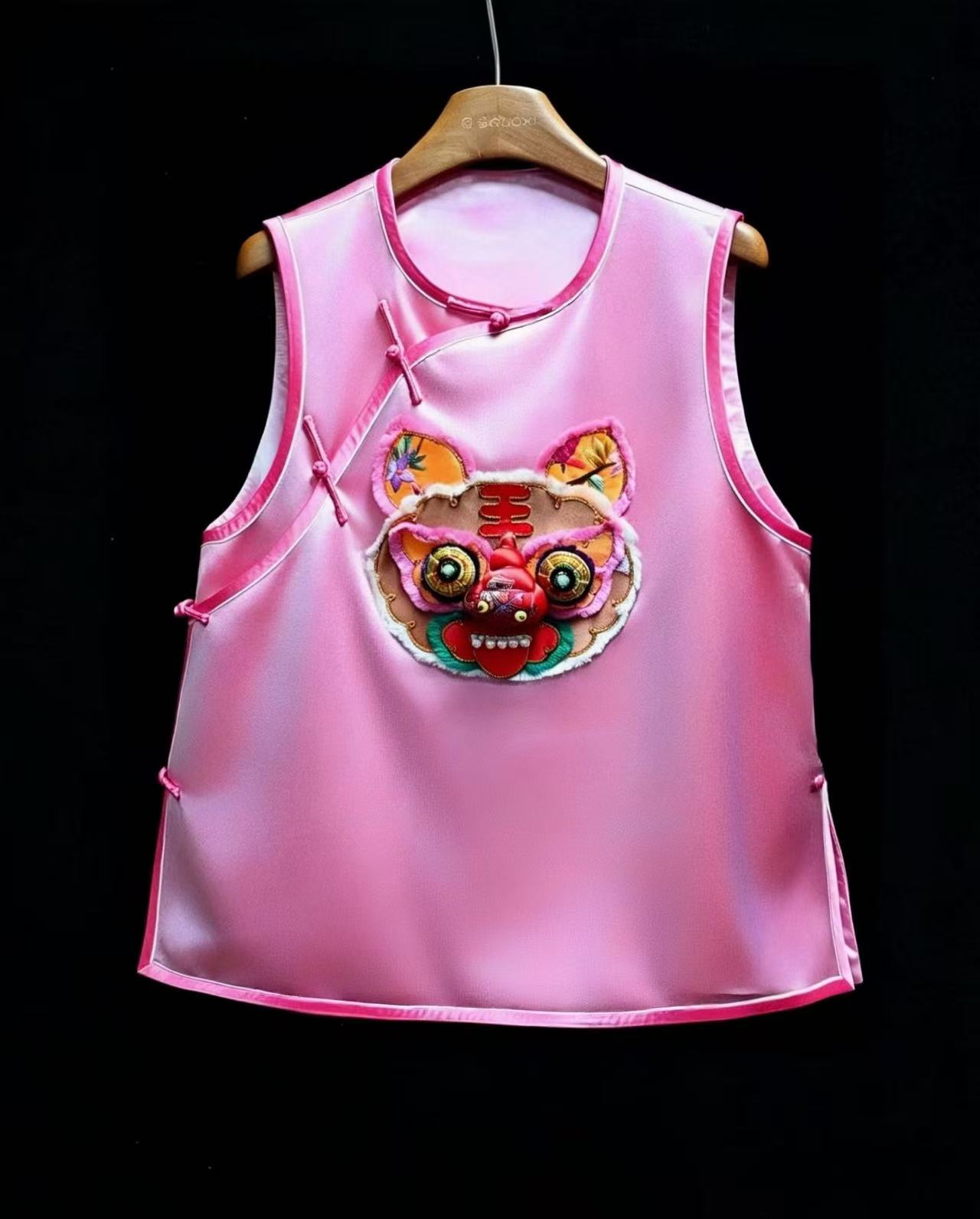 粉色軟緞立體虎頭馬甲 | Pink Soft Satin Hand-Embroidered Vest