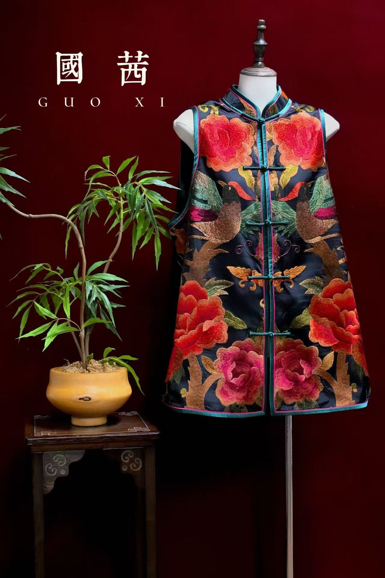 黑色立領手繡牡丹花鳥馬甲 | Black Hand-Embroidered Peony Floral and Bird Vest