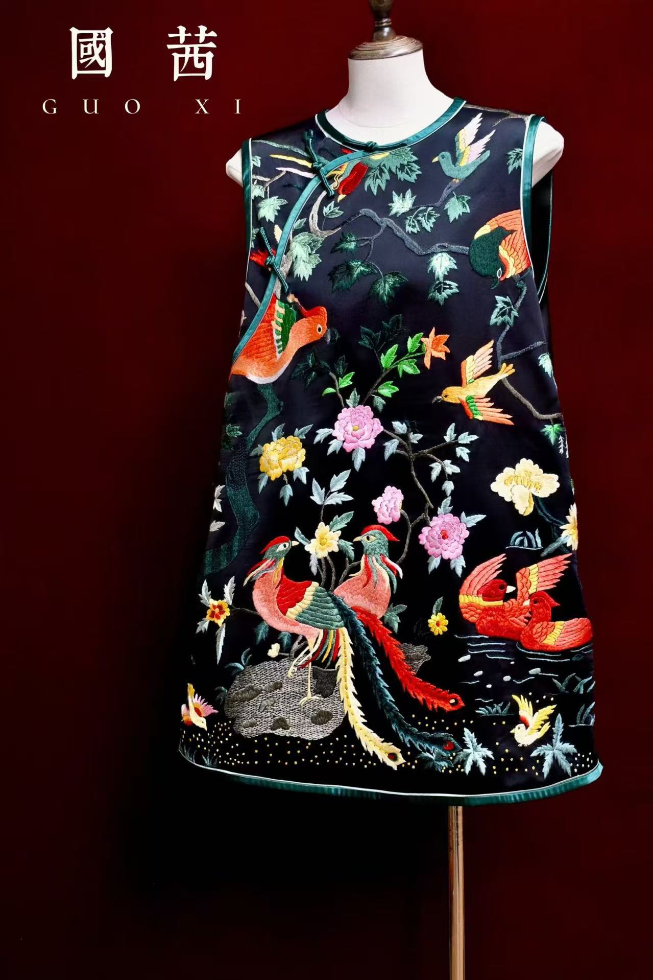 黑色手繡百鳥彩花馬甲 | Black Hand-Embroidered Bird Motif Colorful Floral Vest
