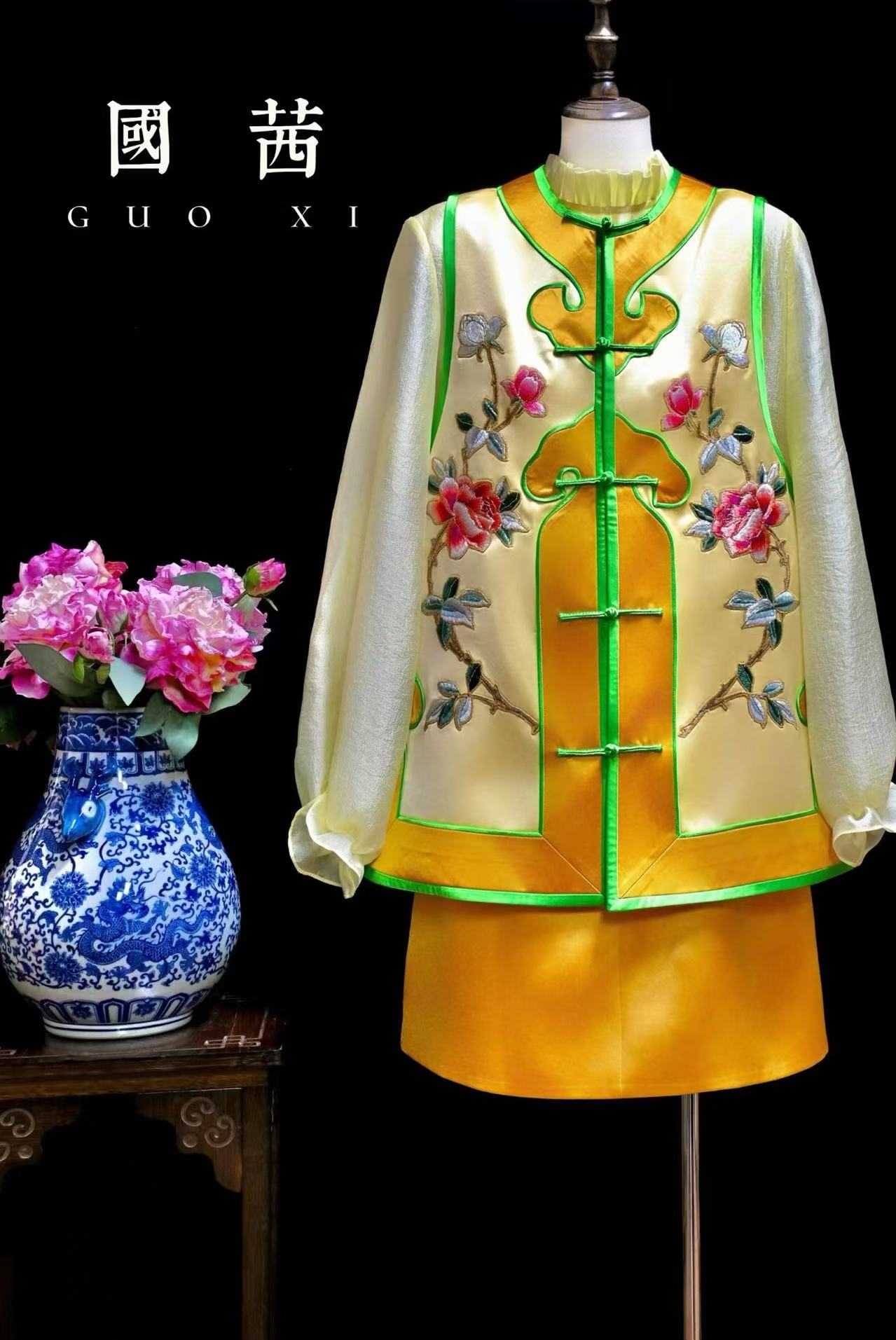 淡黃手繡牡丹花黃邊馬甲 | Hand-Embroidered Peony Vest