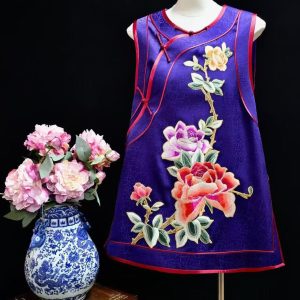 龜裂紋香雲紗手繡大牡丹花馬甲 | Xiangyun Silk Hand-Embroidered Peony Large Peony Vest