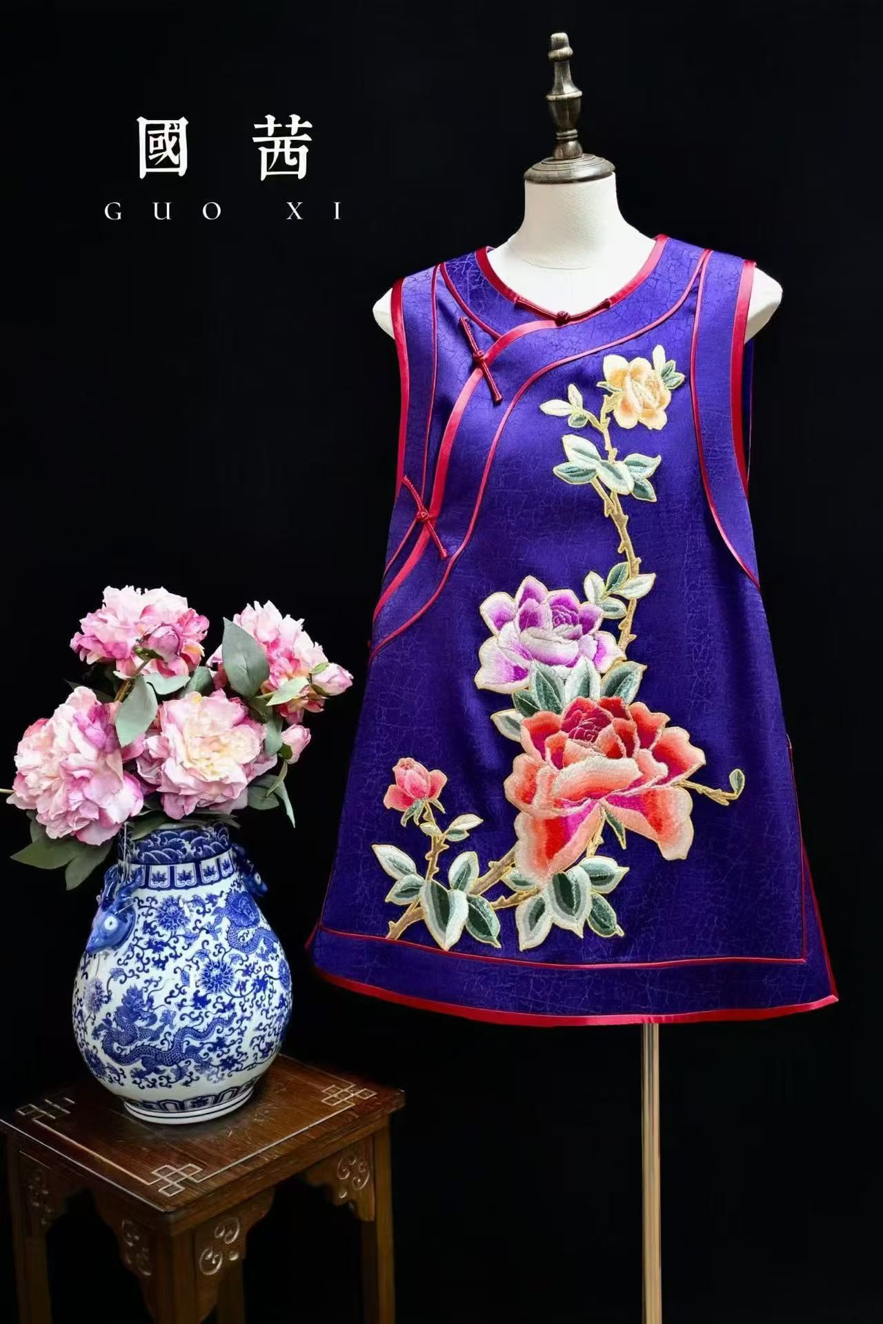 龜裂紋香雲紗手繡大牡丹花馬甲 | Xiangyun Silk Hand-Embroidered Peony Large Peony Vest