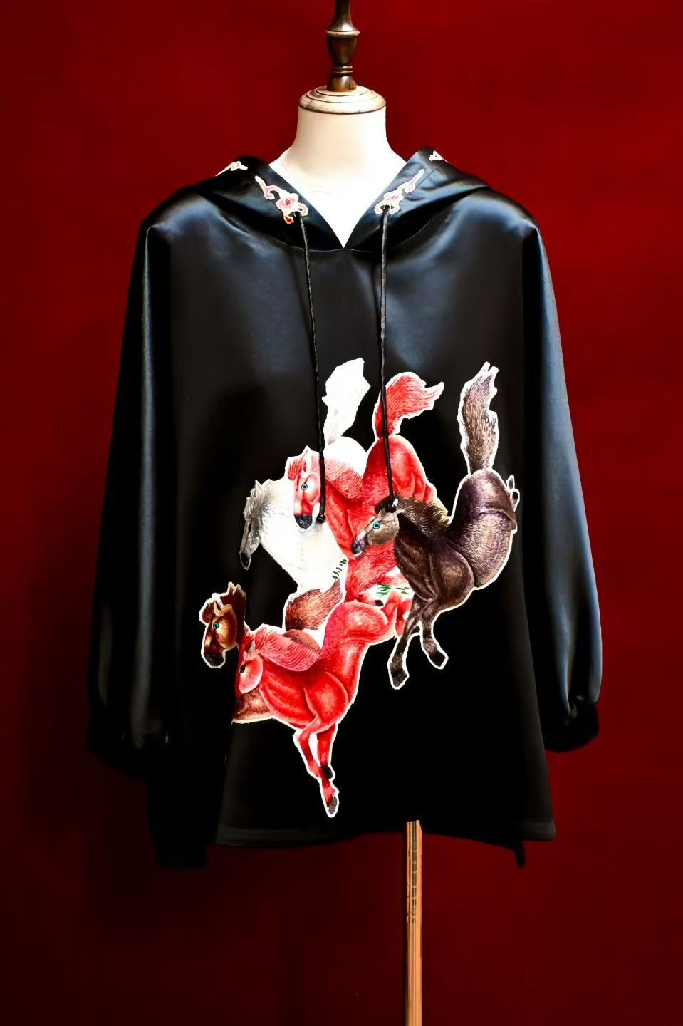 黑色軟緞手繡馬衛衣 | Horse Motif Sweatshirt