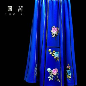 藍色手繡牡丹花馬面裙 | Blue Hand-Embroidered Peony Mamian Skirt