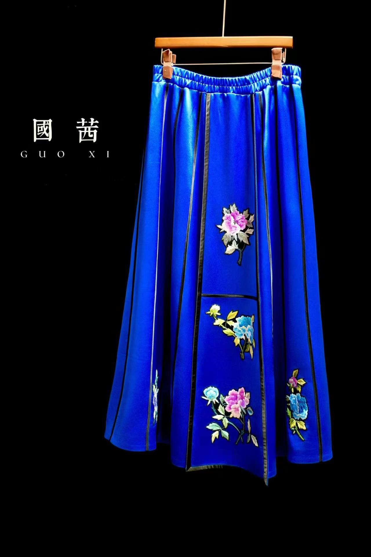 藍色手繡牡丹花馬面裙 | Blue Hand-Embroidered Peony Mamian Skirt