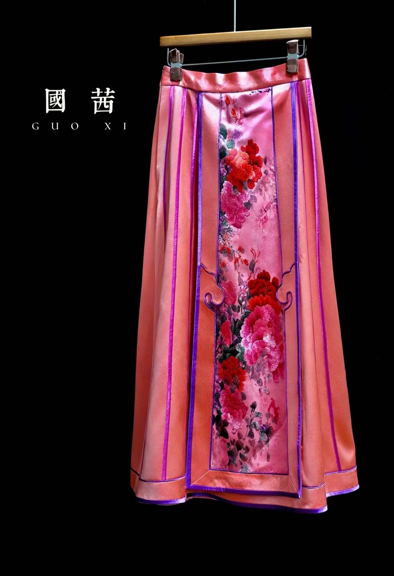 西瓜紅蘇繡牡丹花馬面裙 | Peony Mamian Skirt